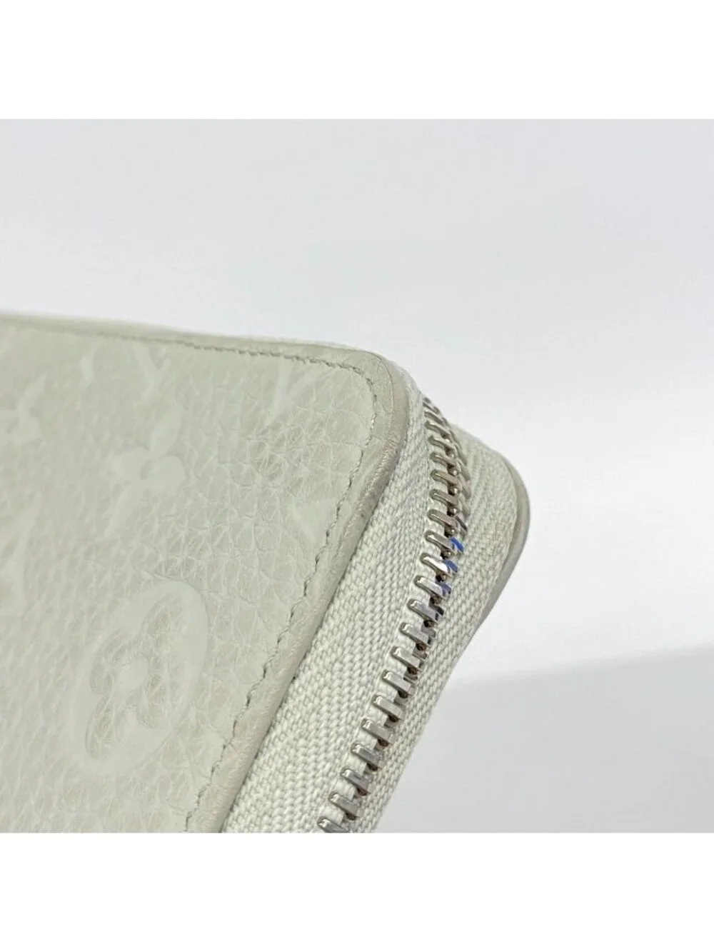 Louis Vuitton Wallet Taurillon Zippy Vertical Mineral Gray